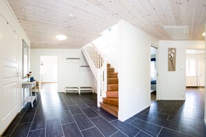 Fernseher, Kamin, Bücher