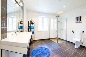 Combined shower/bathtub, hair dryer, towels - New, large family friendly cottage, with great views, in rural surroundings (Fusa)