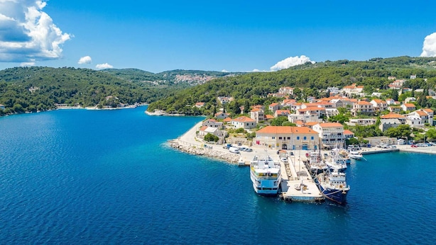 A coastal town with a marina, buildings with red roofs, and a hilly backdrop. - Traditional Villa Bonaca in Sumartin with private pool, Brač Island, near sea (Sumartin)