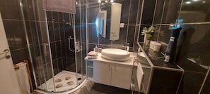 Asciugacapelli, asciugamani, sapone, shampoo