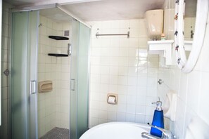 تجهيزات دش، مجففات شعر، مراحيض شطف، مناشف