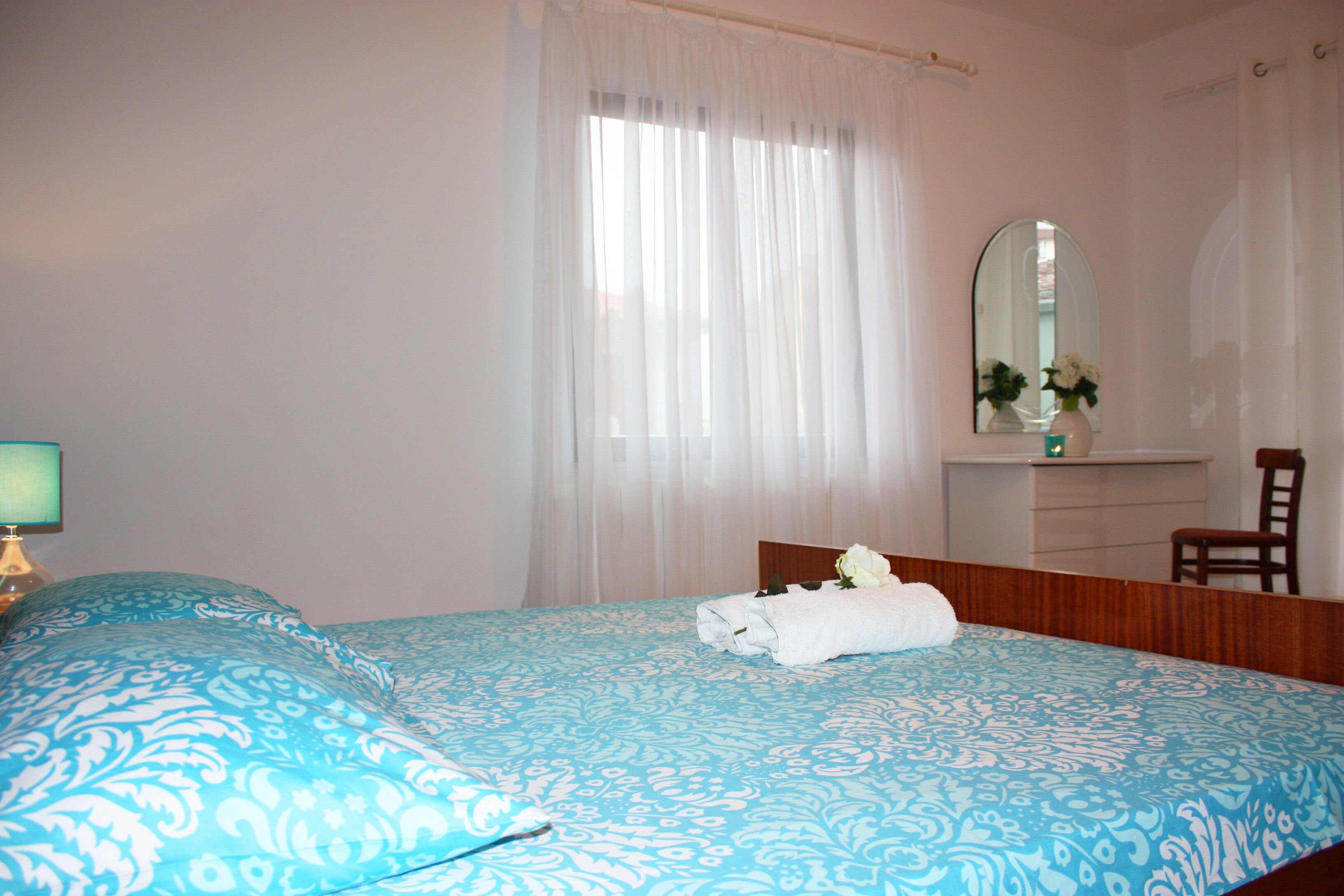 3 室のベッドルーム、WiFi (無料)、ベッドシーツ