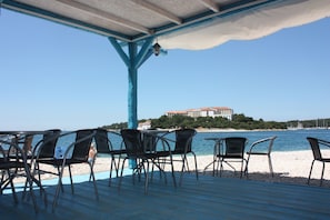 Outdoor dining - Cosy apartment "La Dolce Vita" just 100 m away from the sea. (Pješcana Uvala)