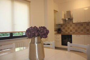 冷蔵庫、オーブン、コンロ、食器洗い機