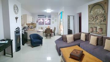 Smart TV, fireplace, video games, table tennis