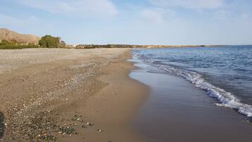 Beach nearby, sun loungers, beach towels