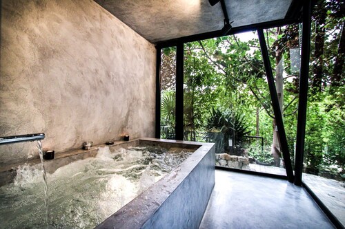 XUQ Tourist Unterkunft Group, Grotta