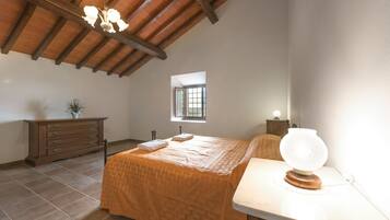 2 Schlafzimmer, Schreibtisch, Bügeleisen/Bügelbrett, Reisekinderbett