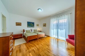 3 bedrooms, iron/ironing board, free WiFi, bed sheets