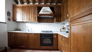 Jääkaappi, uuni, liesi, astianpesukone