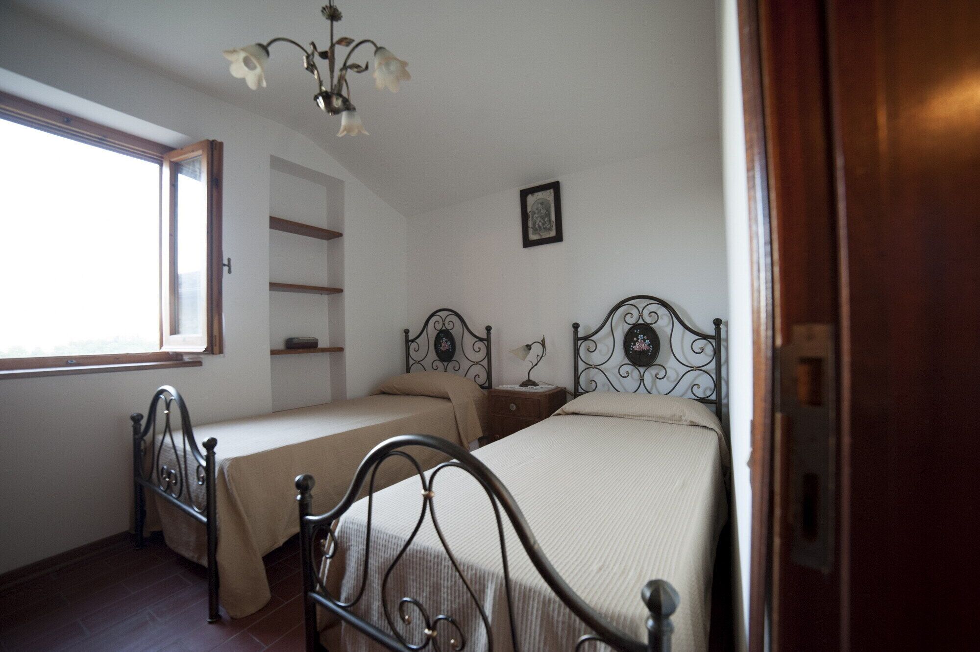 5 makuuhuonetta, silitysrauta/-lauta, ilmainen Wi-Fi, vuodevaatteet