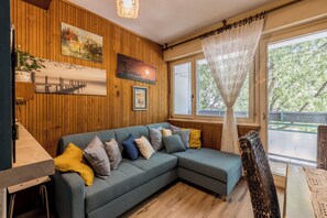 TV - BUDGET Split City Apartment with 3 Bedrooms, A/C and WI-FI Internet (Split)