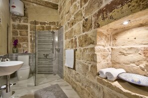 Shower, hair dryer, towels - Highly Renovated Ta Rozamari Character House With Pool And Hot Tub (Zejtun)