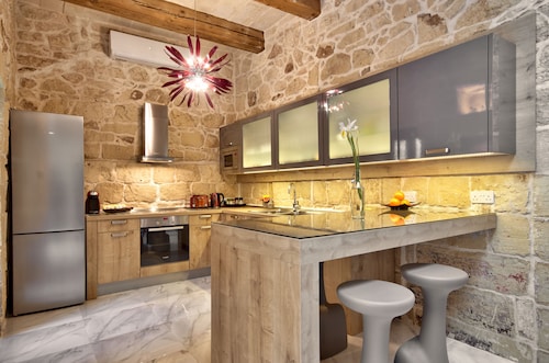 Highly Renovated Ta Rozamari Character House With Pool And Hot Tub