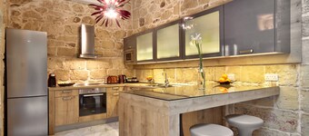 Highly Renovated Ta Rozamari Character House With Pool And Hot Tub