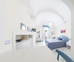 Coffre-fort, bureau, fer et planche à repasser, lit de bébé portatif