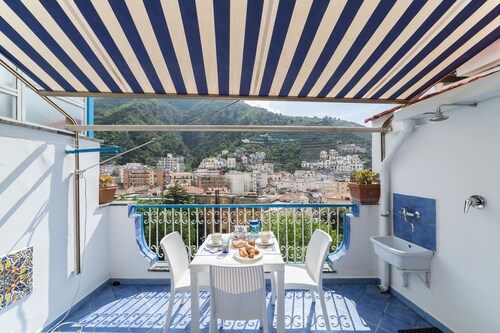 Libeccio - flat with terrace & sea view, perfect for up to 3 guests