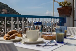 Outdoor dining - Libeccio - flat with terrace & sea view, perfect for up to 3 guests (Maiori)