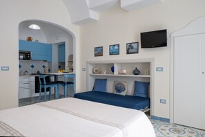 In-room safe, desk, iron/ironing board, travel cot