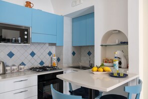 Fridge, microwave, oven, stovetop - Libeccio - flat with terrace & sea view, perfect for up to 3 guests (Maiori)