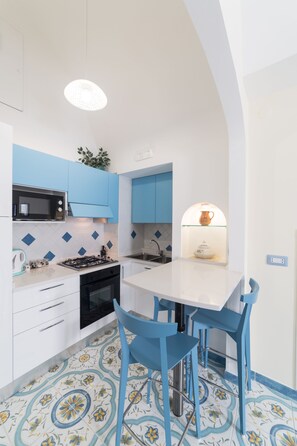 Fridge, microwave, oven, stovetop - Libeccio - flat with terrace & sea view, perfect for up to 3 guests (Maiori)