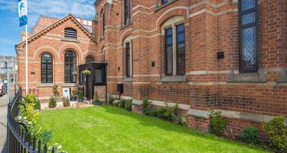 Ylellinen kappelin asunto Chesterin kaupungin muurilla, pysäköinti.