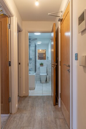 Duschwanne, Haartrockner, Handtücher, Seife