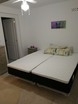 6 quartos, ferros/tábuas de passar roupa, acesso à internet