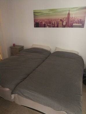 6 bedrooms, iron/ironing board, Internet, bed sheets