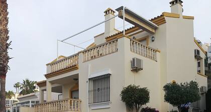 Großes luxuriöses Golfhaus mit Pool.