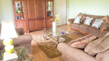 Smart TV, DVD player, books, stereo
