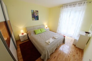 3 chambres, coffres-forts dans les chambres, bureau