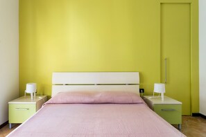 Escritorio, tabla de planchar con plancha, wifi gratis y ropa de cama 