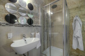 Douche, sĂšche-cheveux, serviettes fournies, papier toilette