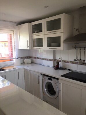 Frigorífico, microondas, placa de cocina y cafetera o tetera