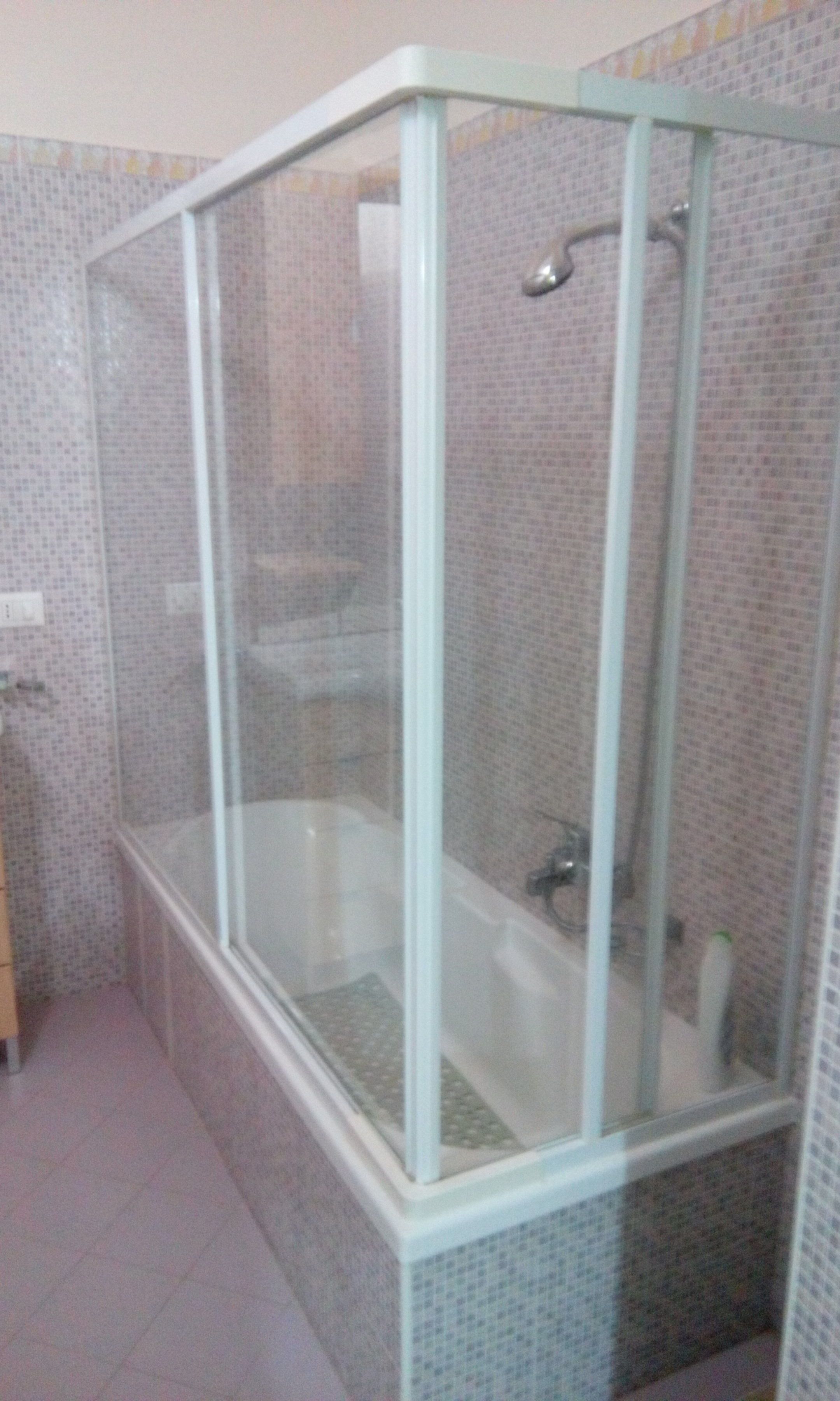 Ensemble douche/baignoire, sèche-cheveux, bidet, papier toilette