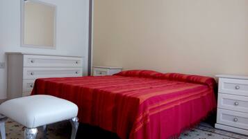 5 bedrooms, iron/ironing board, free WiFi, bed sheets