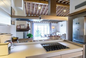 Geladeira, fogão, cooktop, lava-louças