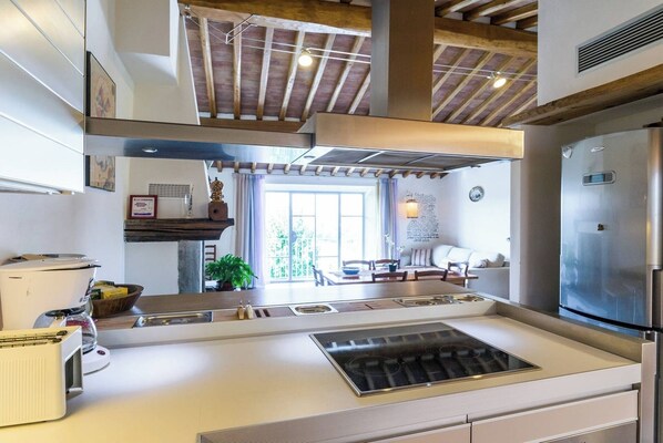 Fridge, oven, stovetop, dishwasher - Le Redi: sustainable geothermal country villa, amazing views over Chianti hills (Quercegrossa)
