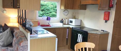 Kühlschrank, Mikrowelle, Ofen, Wasserkocher