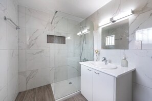 Bathtub, hair dryer