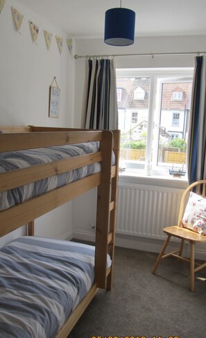 3 bedrooms, desk, iron/ironing board, internet