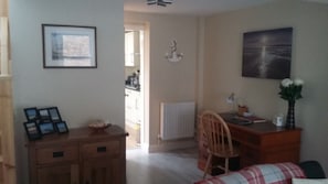 3 bedrooms, desk, iron/ironing board, internet