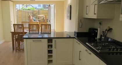 Chloe Cottage - Family friendly fishermans cottage close to the beach and harbou