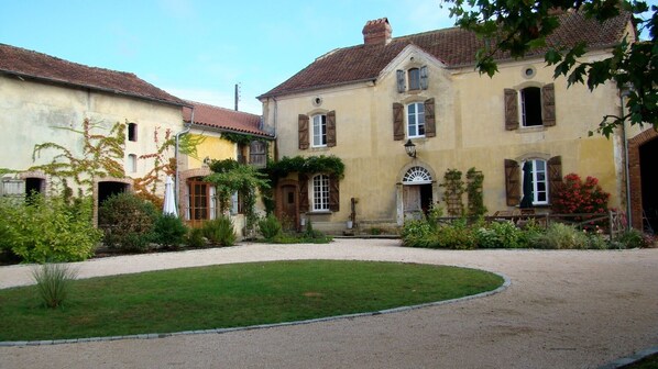 Exterior - Extremely spacious, Country Farmhouse with pool & summer kitchen, sleeps 13+ (Lascazères)