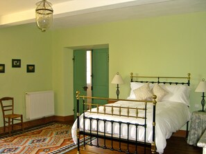 5 bedrooms, iron/ironing board, travel crib, free WiFi - Extremely spacious, Country Farmhouse with pool & summer kitchen, sleeps 13+ (Lascazères)