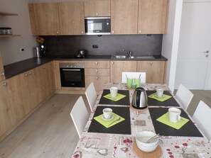 Réfrigérateur, four à micro-ondes, un four, surface de cuisson