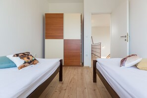 3 bedrooms, iron/ironing board, internet, bed sheets