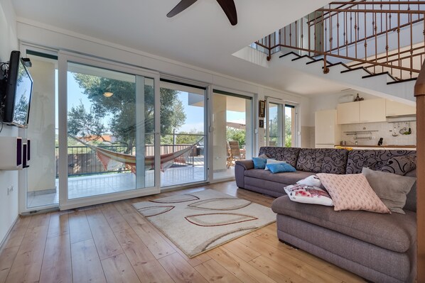 Fernseher, Stereoanlage