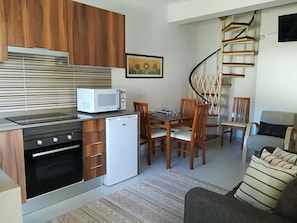 Frigorifero, microonde, forno, piano cottura